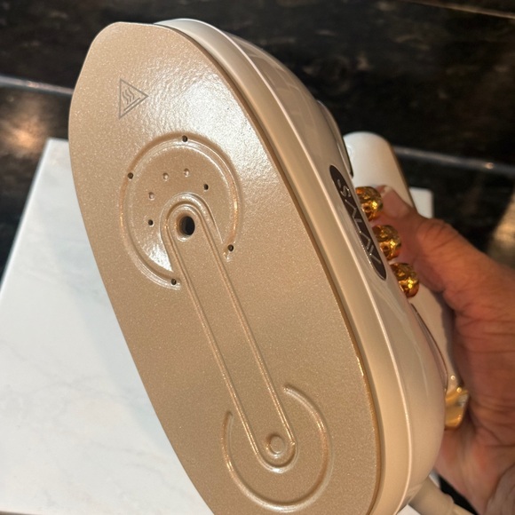 Salav Gold and Cream Garment Steamer - Picture 2 of 11